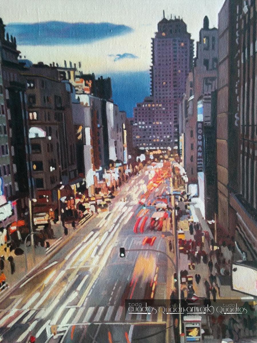 Die Gran Vía von Madrid bei Nacht