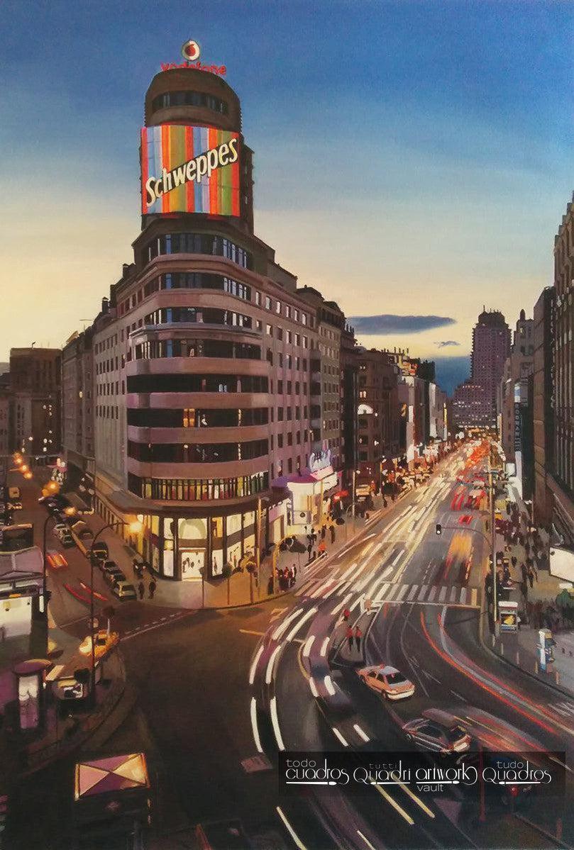 Die Gran Vía von Madrid bei Nacht